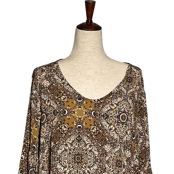 Elegant Women's Patterned Blouse - Picture 2 of 9